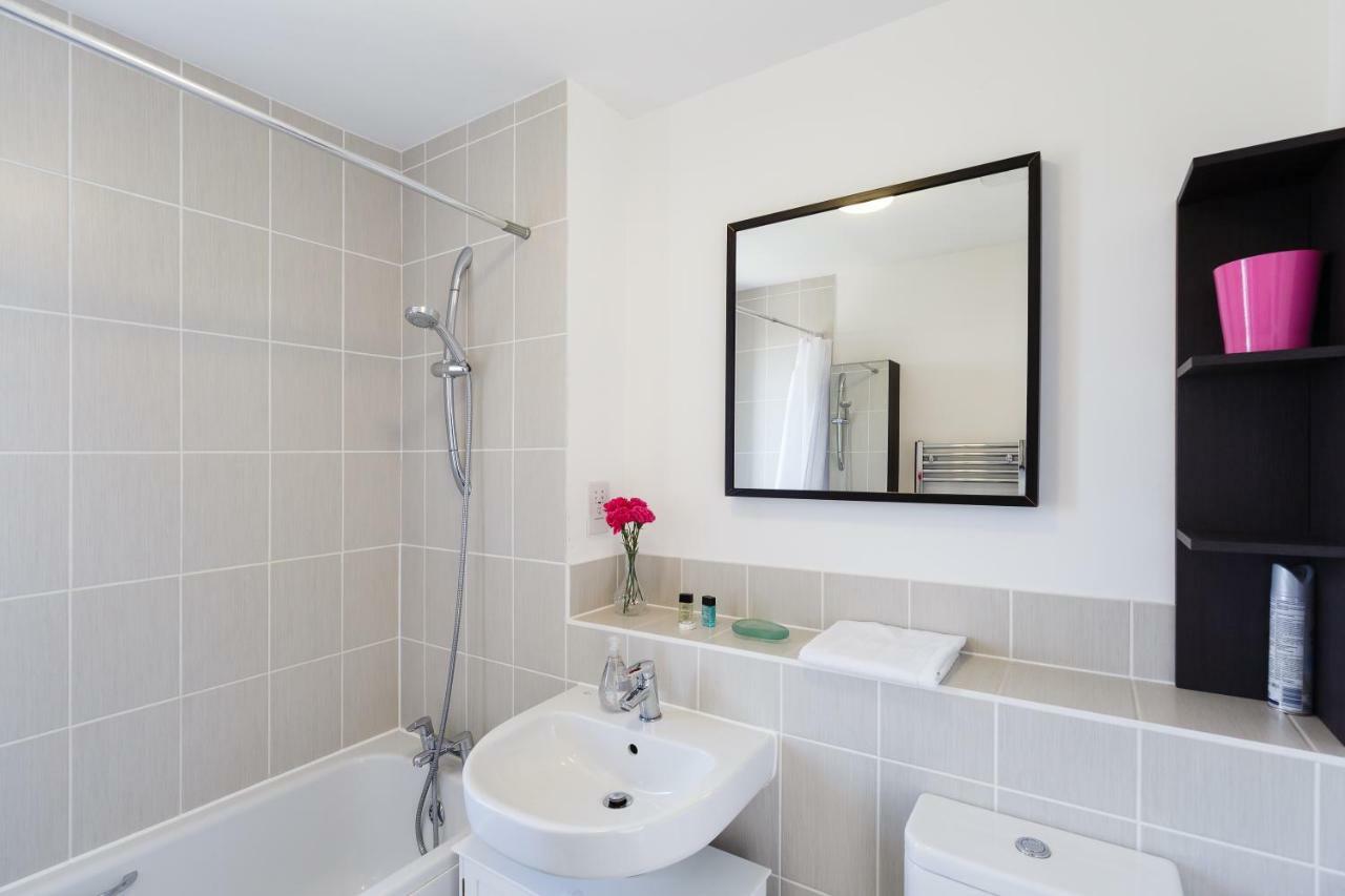 Exquisite Trumpington Apartment With Free On-Site Parking,Self Check-In, Terrace, Super Fast Wifi & 5 Mins Drive To Addenbrookes & Papworth Hospitals Cambridge  Exterior photo